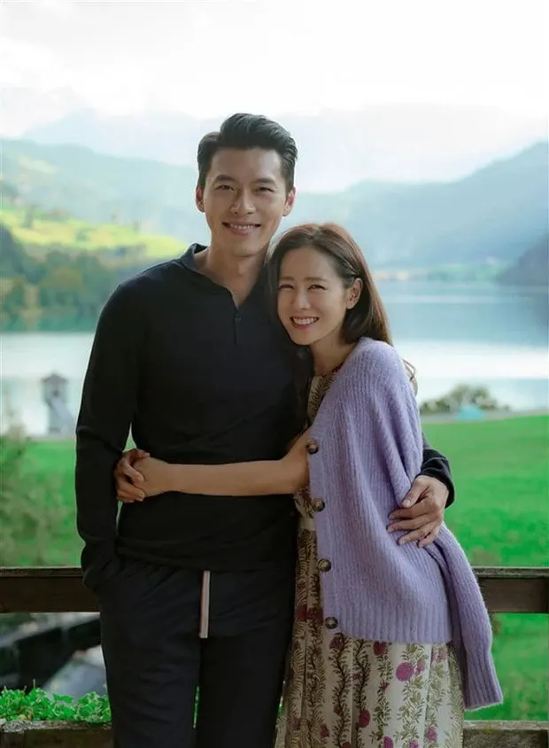 Noel về đến tổ ấm của Son Ye Jin - Hyun Bin: Nhà cửa được trang hoàng lung linh, cây thông khủng là điểm nhấn - Ảnh 1.
