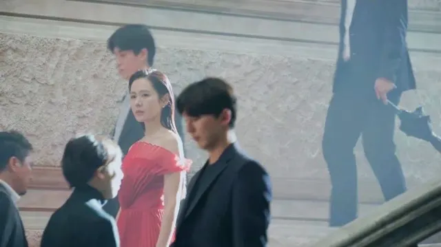 Son Ye Jin khoe lưng trần gợi cảm trong loạt khoảnh khắc hậu trường, vóc dáng "mẹ 1 con" đáng ngưỡng mộ - Ảnh 3.