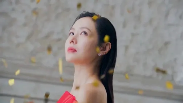 Son Ye Jin khoe lưng trần gợi cảm trong loạt khoảnh khắc hậu trường, vóc dáng "mẹ 1 con" đáng ngưỡng mộ - Ảnh 3.