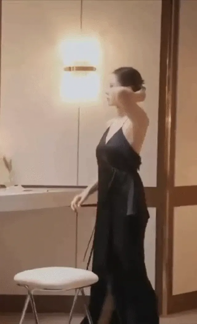 Son Ye Jin khoe lưng trần gợi cảm trong loạt khoảnh khắc hậu trường, vóc dáng "mẹ 1 con" đáng ngưỡng mộ - Ảnh 1.