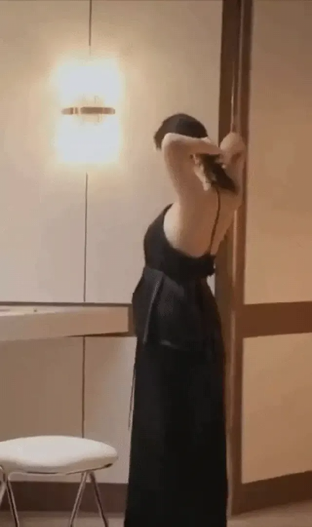 Son Ye Jin khoe lưng trần gợi cảm trong loạt khoảnh khắc hậu trường, vóc dáng "mẹ 1 con" đáng ngưỡng mộ - Ảnh 1.