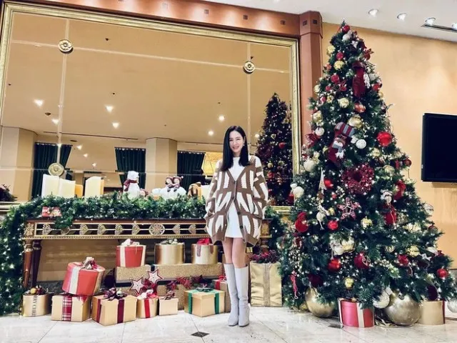 Noel về đến tổ ấm của Son Ye Jin - Hyun Bin: Nhà cửa được trang hoàng lung linh, cây thông "khủng" là điểm nhấn - Ảnh 4.