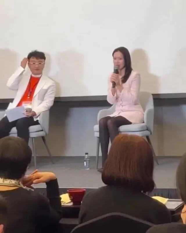 Son Ye Jin trước ống kính "người qua đường" trong sự kiện mới, nhan sắc thật ra sao? - Ảnh 3.