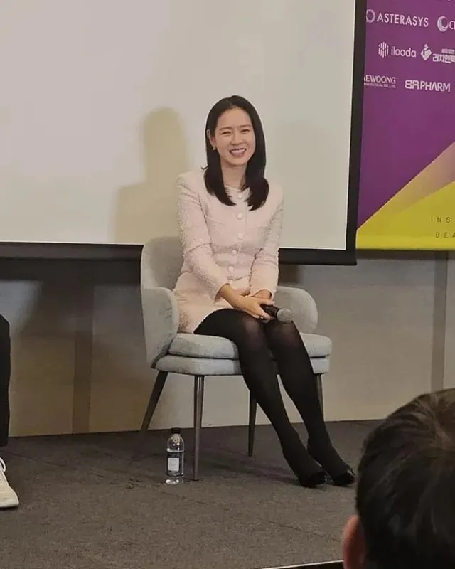 Son Ye Jin trước ống kính "người qua đường" trong sự kiện mới, nhan sắc thật ra sao? - Ảnh 2.